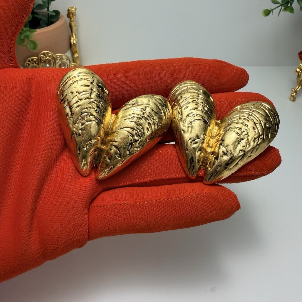 Zara NWOT Gold Tone Chunky Sculptural Heart Shell Clip Earrings